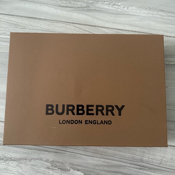 men’s medium long sleeve, button down dress shirt with Burberry collar & cuff - Picture 2 of 4